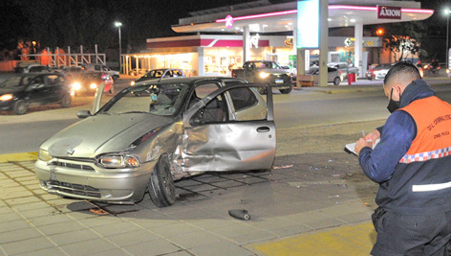 Insoacutelito accidente- un auto se quedoacute sin bateriacutea y mientras lo empujaban lo chocoacute una camioneta 4 x 4
