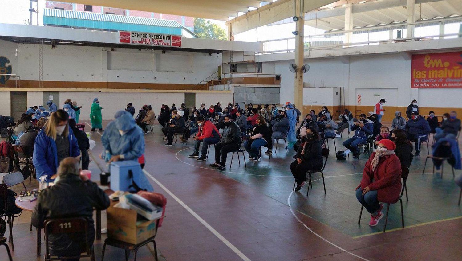 Mantildeana se colocaraacute segunda dosis de Sinopharm y Aztrazeneca en Capital y La Banda