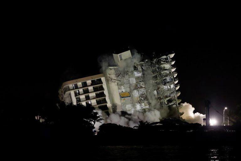 Fue demolido lo que quedoacute en pie del edificio que colapsoacute en Miami