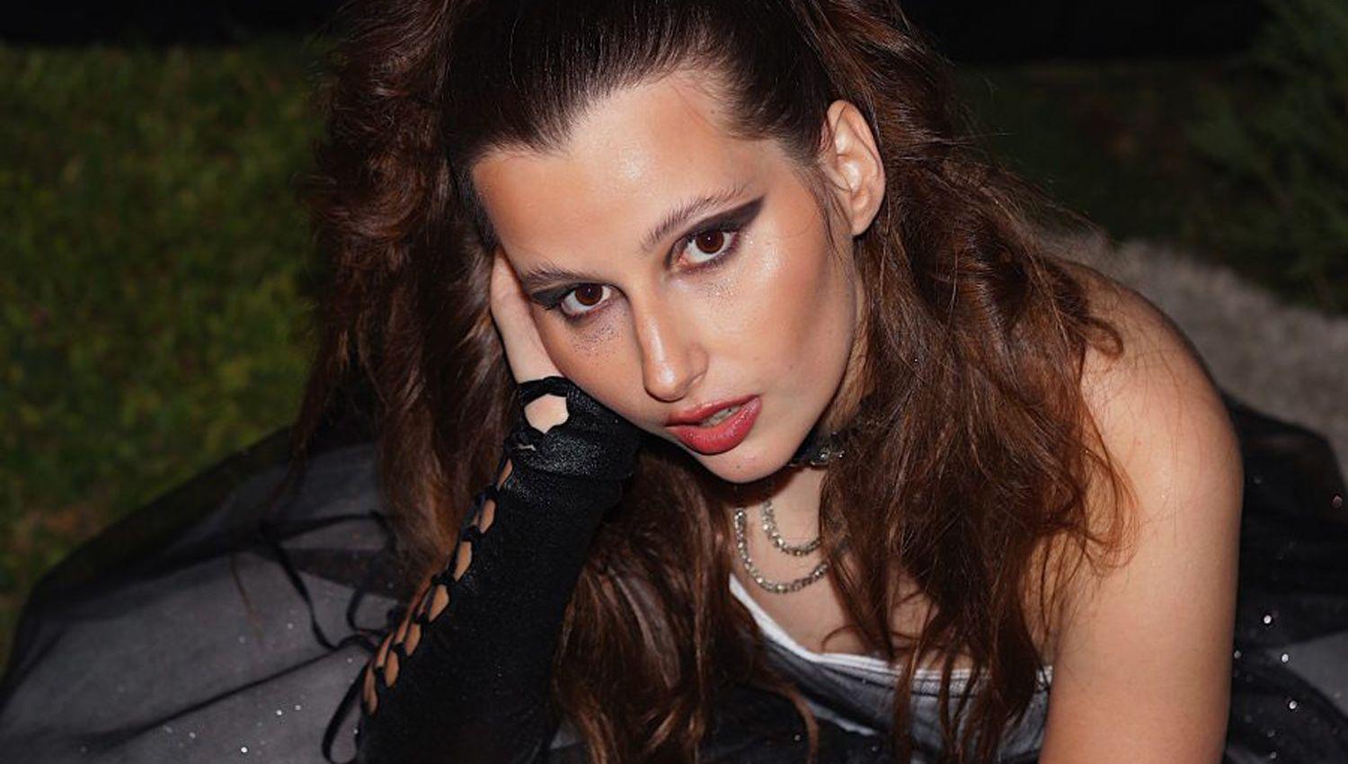 Delfina una novia en fuga que le canta a la desestructuracioacuten la revelacioacuten y a la liberacioacuten