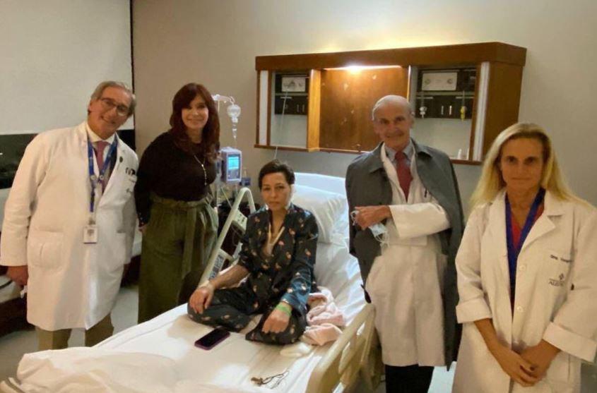 Mayra Mendoza compartioacute fotos recieacuten operada junto a Cristina y los meacutedicos sin barbijo