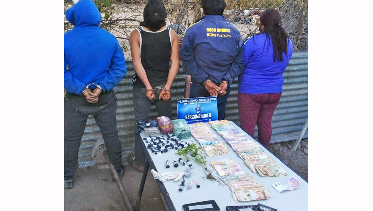 La policía incautó drogas armas dinero celulares y una
lista de supuestos compradores