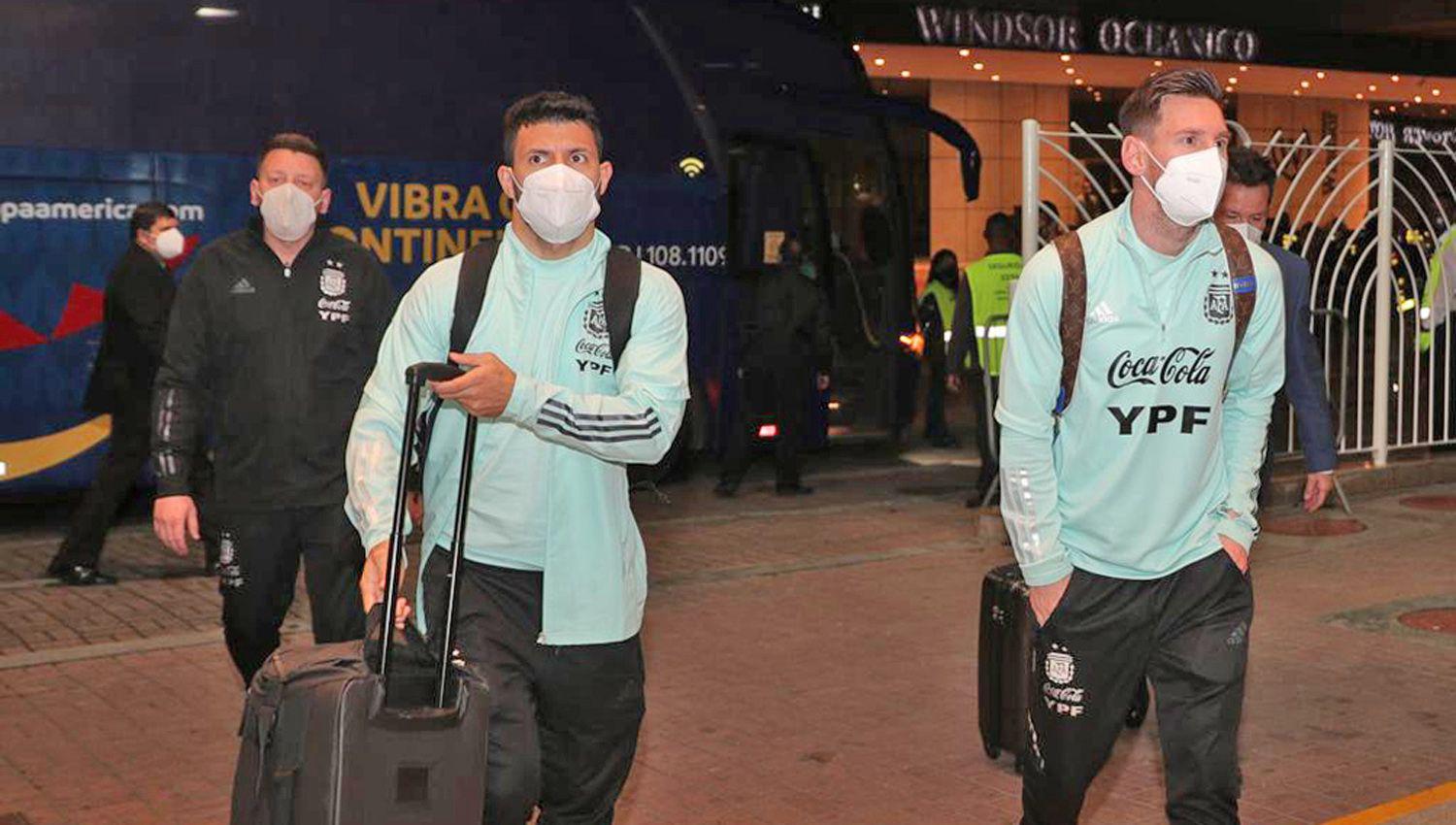 El Kun Agüero y Leo Messi ingresan al hotel donde se hospedar� la selección argentina durante su estadía en Río Se viene la final