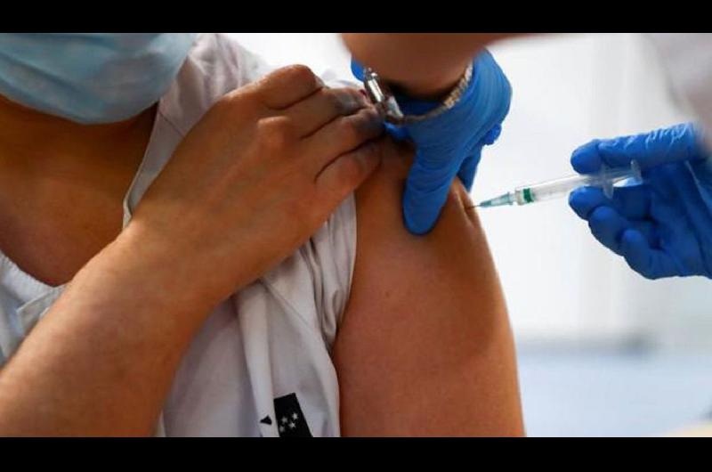 La OMS insta a no inmunizar masivamente a menores auacuten
