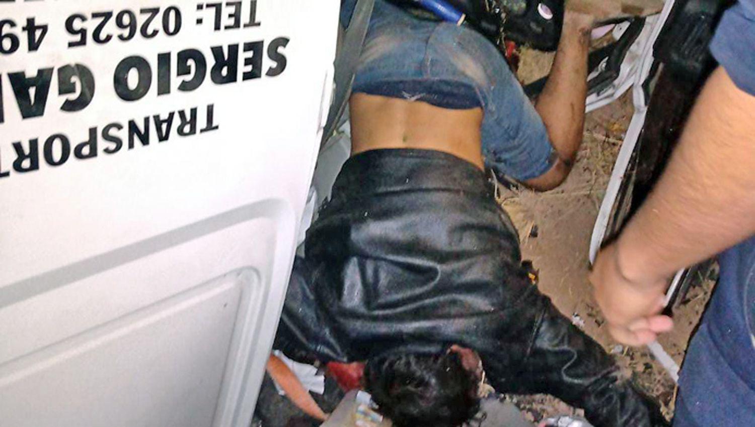 Dos heridos en Tintina al volcar un camioacuten que transportaba  una carga de carboacuten vegetal