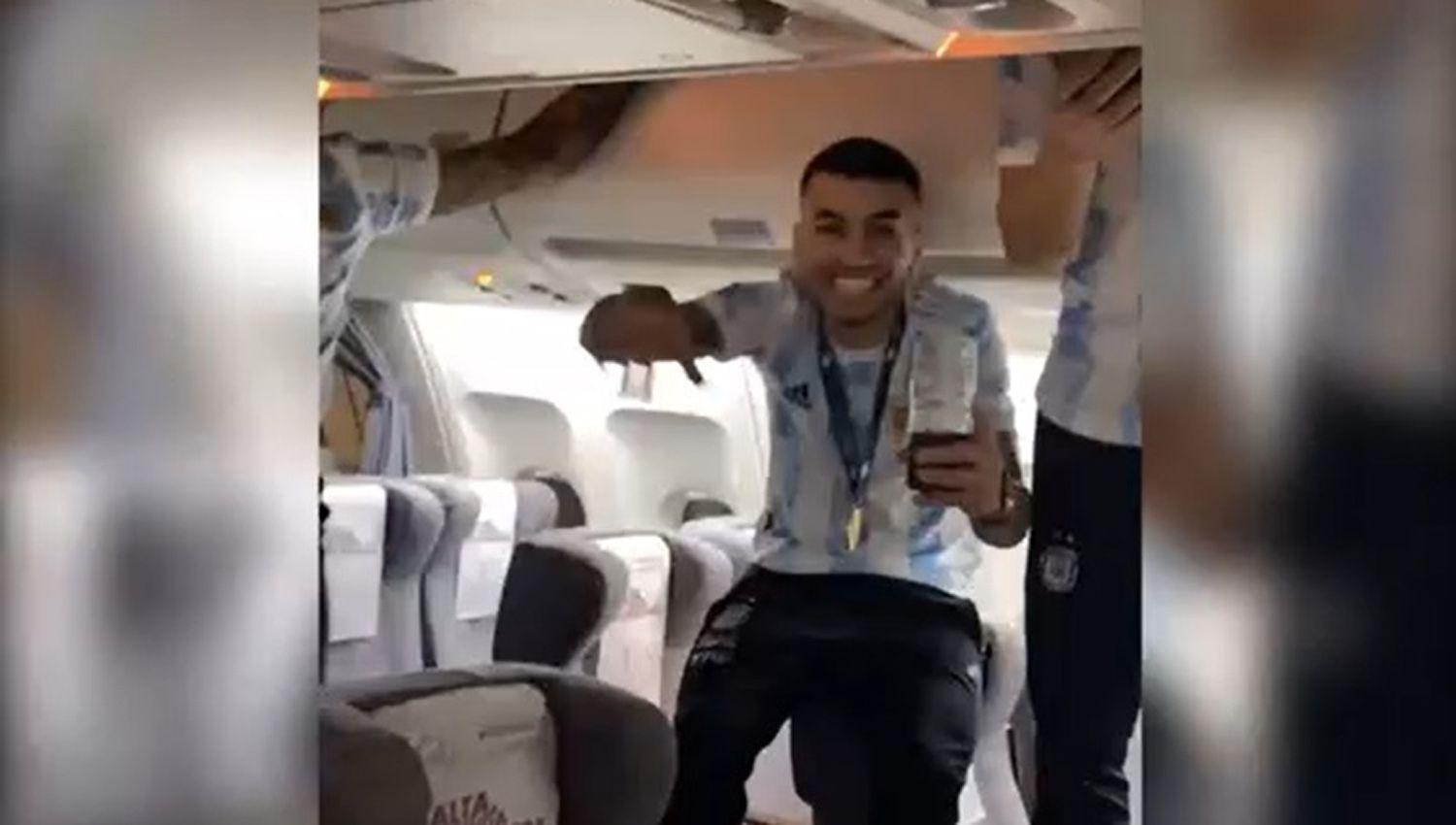 VIDEO El festejo del plantel en el vuelo de regreso a Argentina con la Copa Ameacuterica