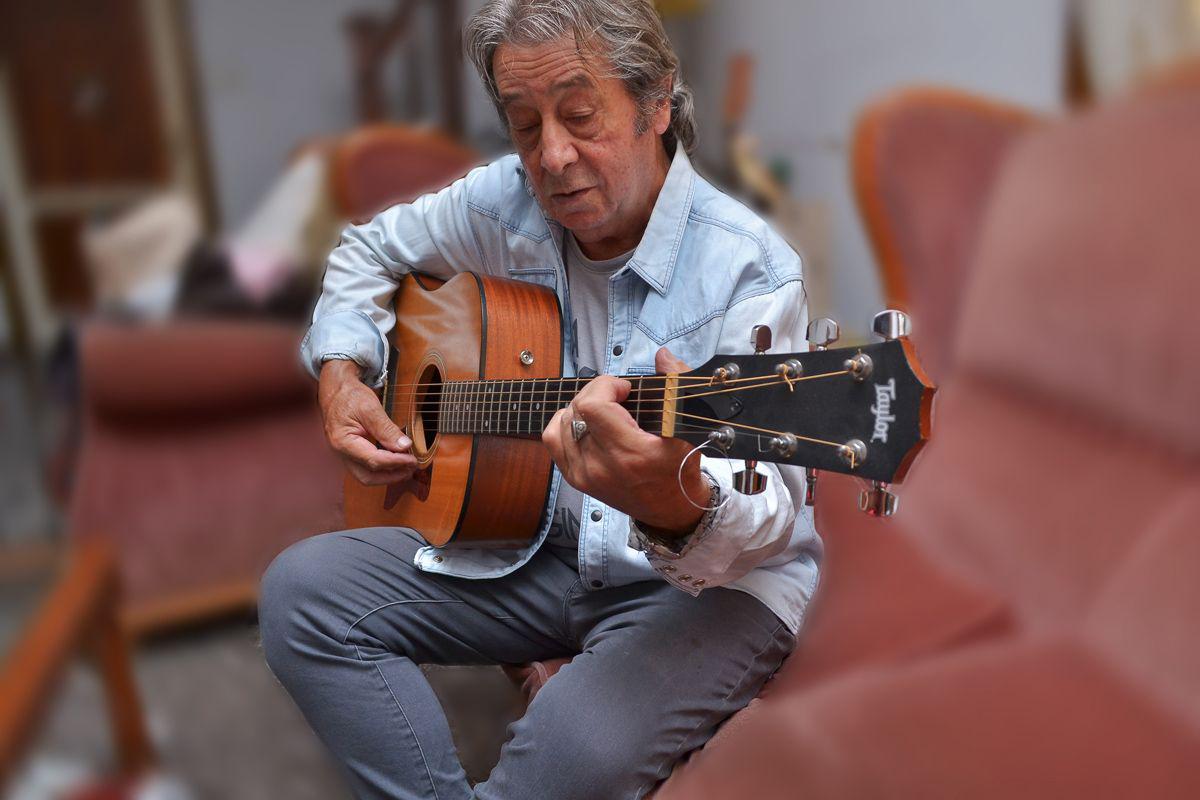 ldquoChicherdquo Danton meacutedico y cantante argentino que hace del romanticismo un estilo de vida y cualidad artiacutestica