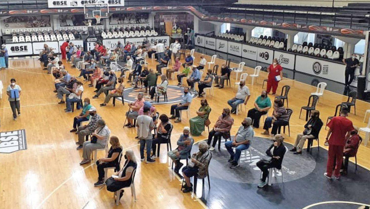 Hoy se vacunaraacute con la segunda dosis de Sputnik a las personas de 63 a 67 antildeos de edad