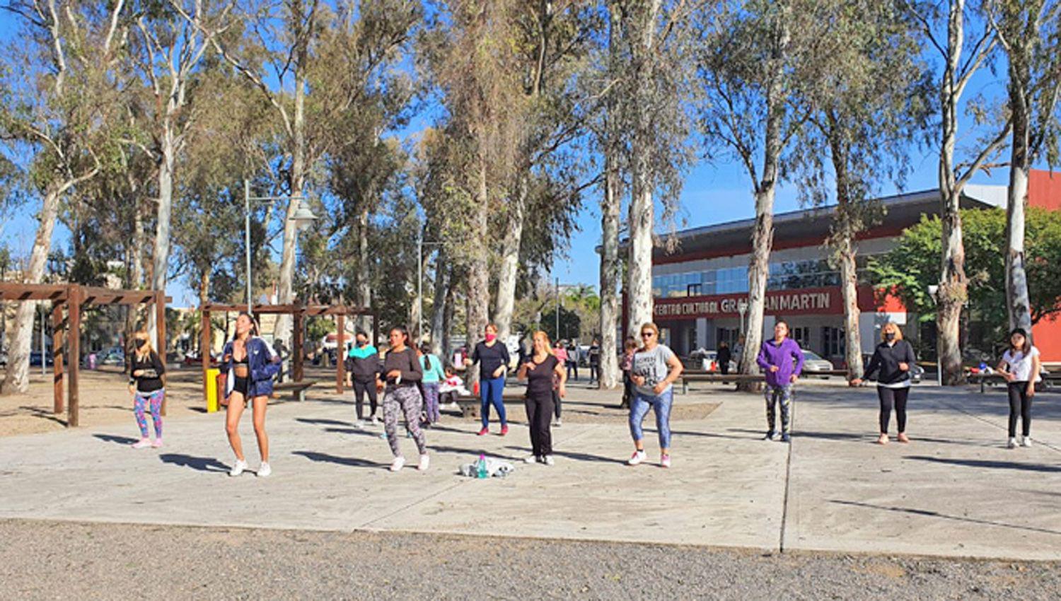 Personas de todas las edades pueden participar de las actividades al aire libre en el parque Güemes