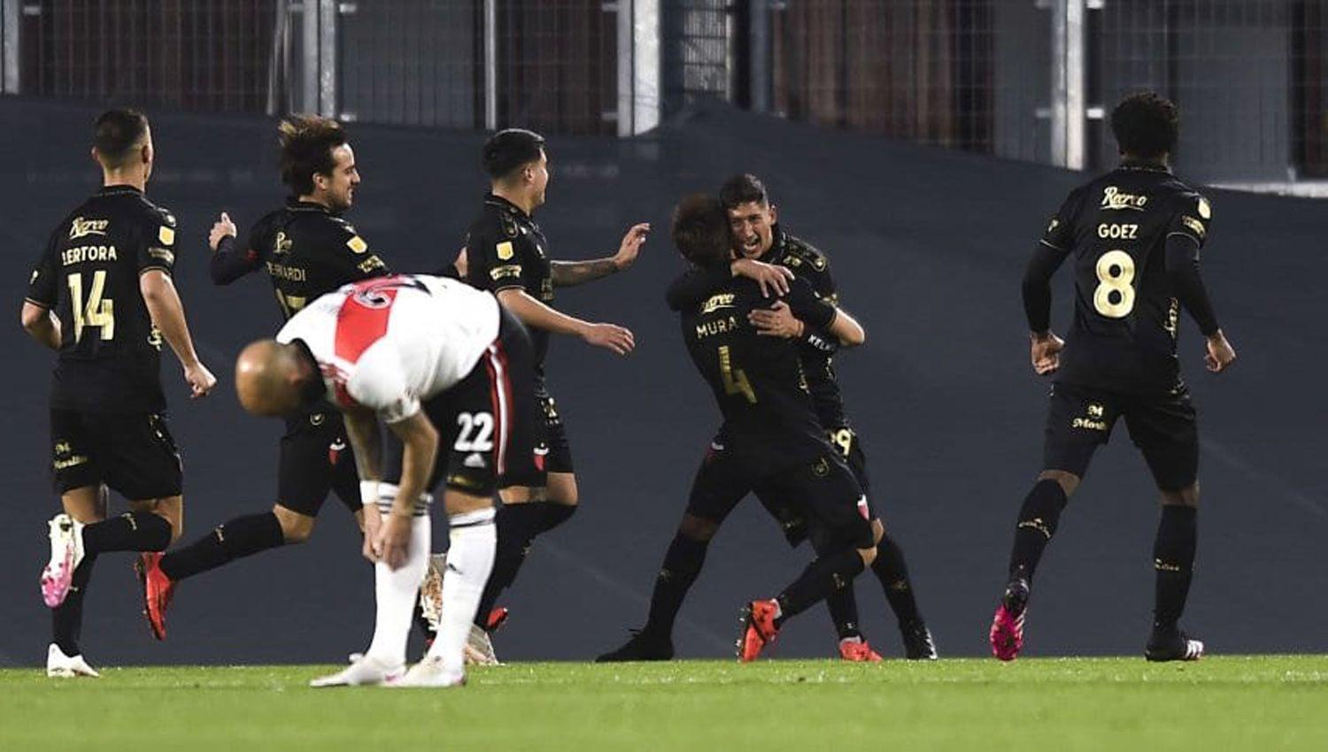 Con un jugador menos gran parte del partido Coloacuten sorprendioacute a River y le ganoacute 2 a 1