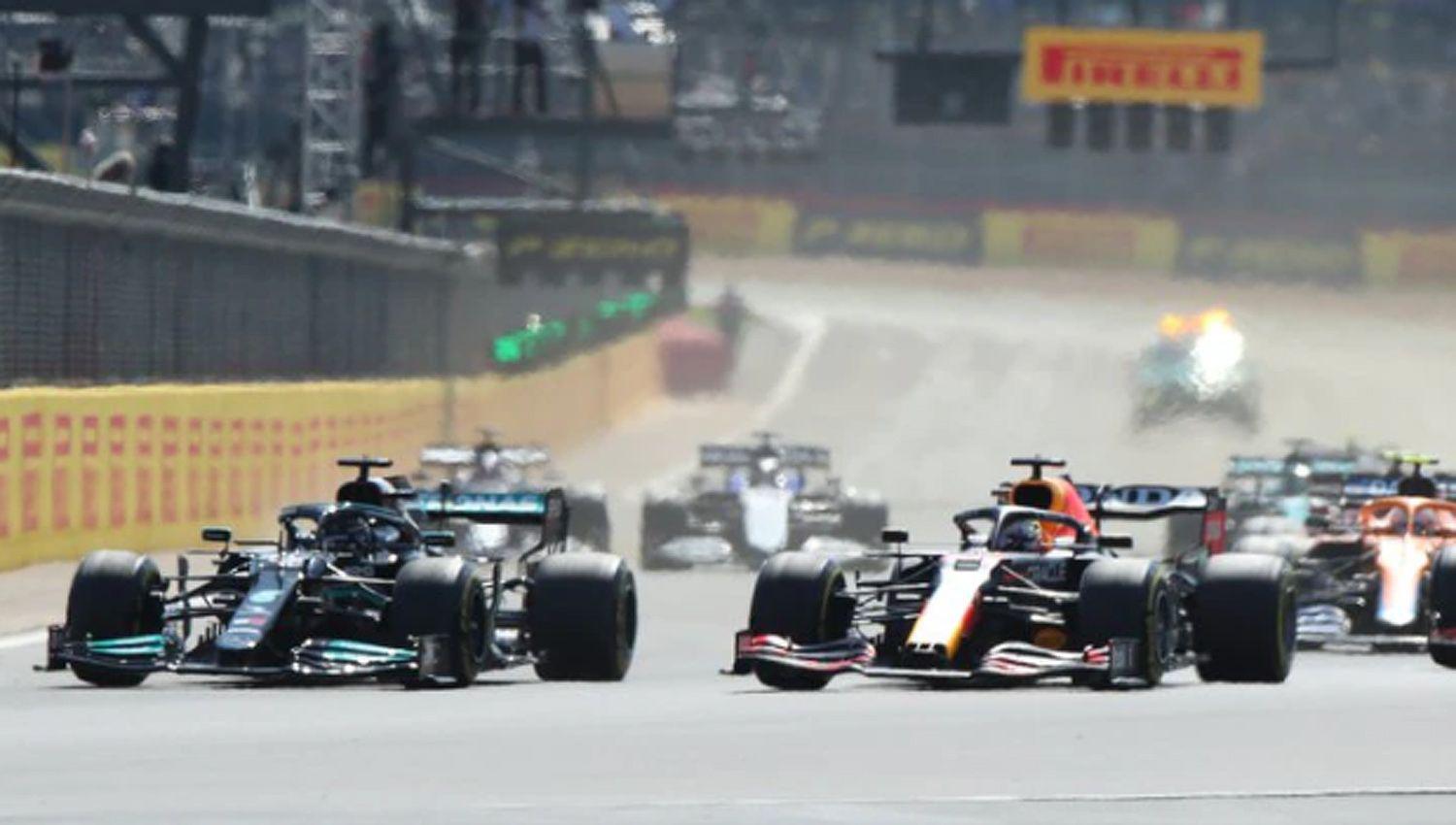 F1- Tras el toque de Hamilton a Verstappen el ingleacutes superoacute en el final a Leclerc y vencioacute en el GP de Gran Bretantildea