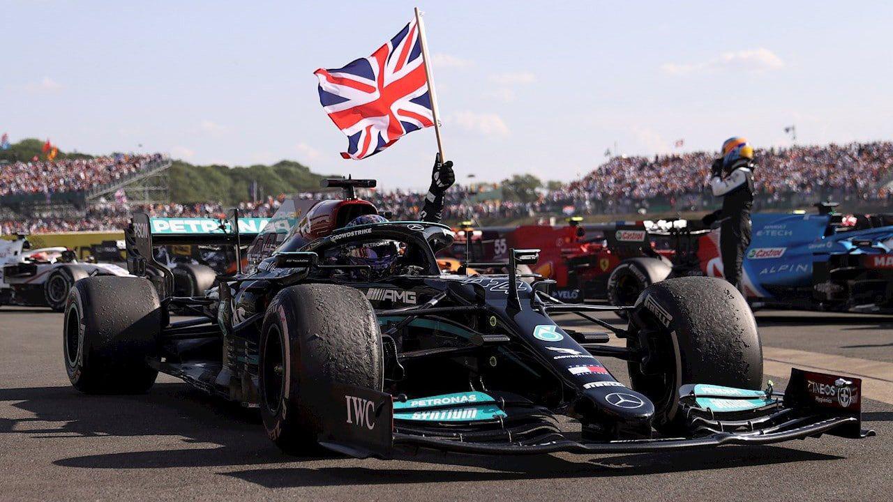 Hamilton ganoacute tras dejar afuera a Verstappen