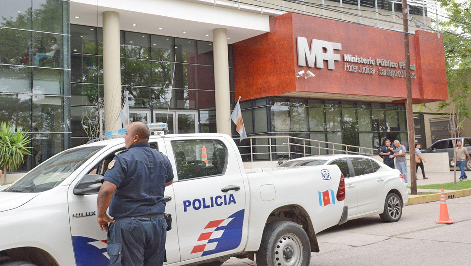 El folclorista Claudio Acosta acusado de golpear a su pareja se negoacute a declarar ante la fiscal