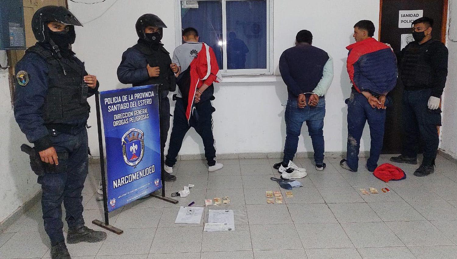 ViacuteDEOS- Fueron sorprendidos con drogas alcohol y agredieron a la policiacutea