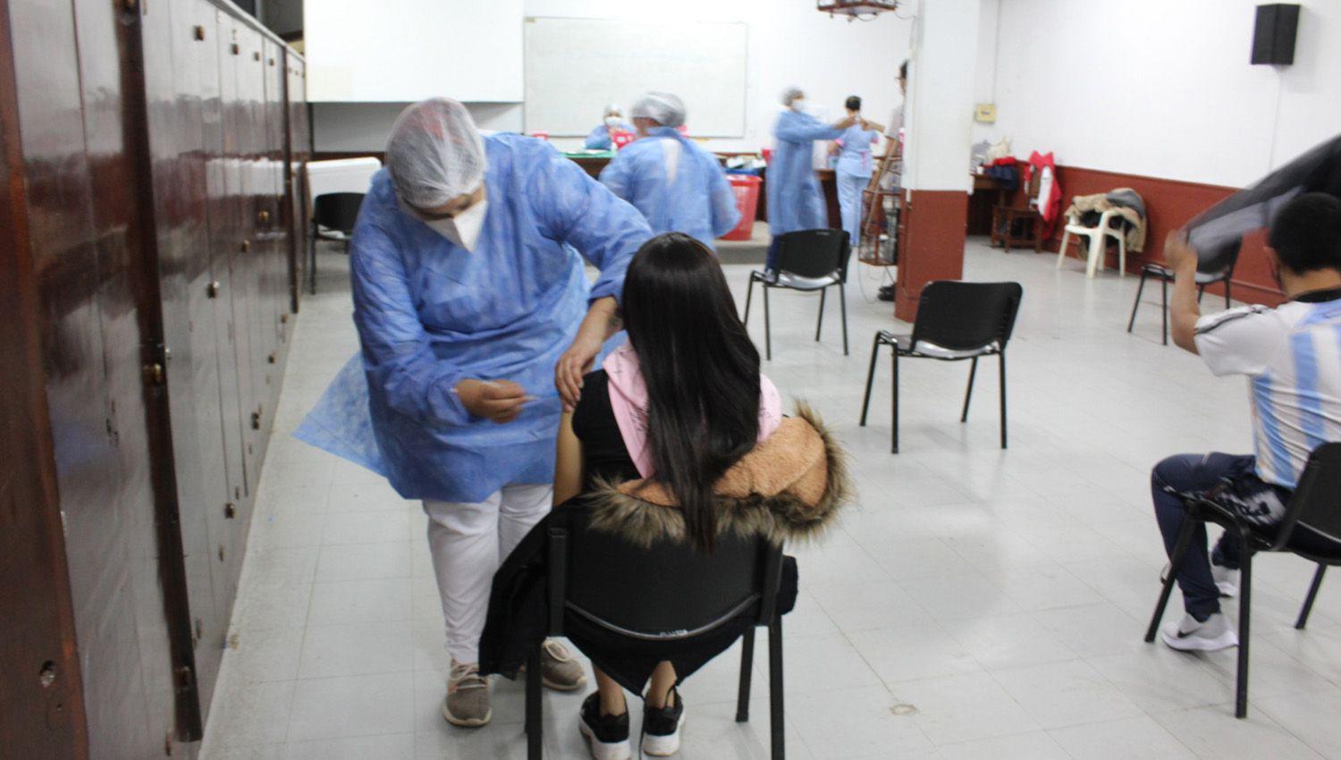 Mantildeana inicia la vacunacioacuten de joacutevenes de 18 y 19 antildeos de Capital y La Banda