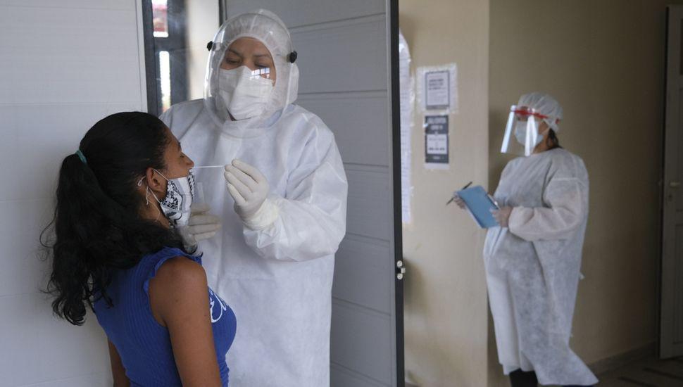 En Santiago murieron seis personas por coronavirus y se registraron 499 contagios nuevos