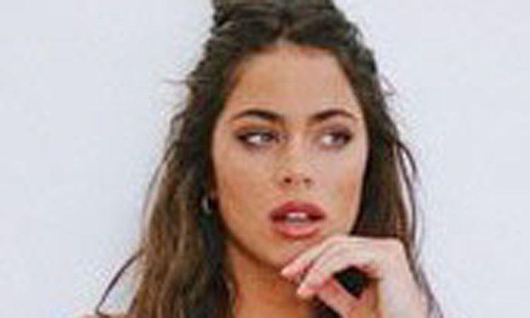 Tini y el futbolista Tucu Correa juntos en la playa