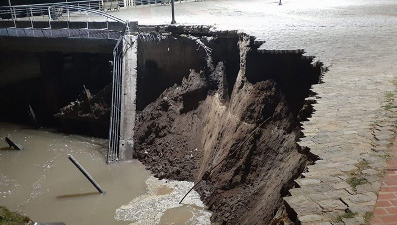 VIDEO  Se desmoronoacute parte de la barranca del parque Espantildea en Rosario y de milagro no hubo heridos