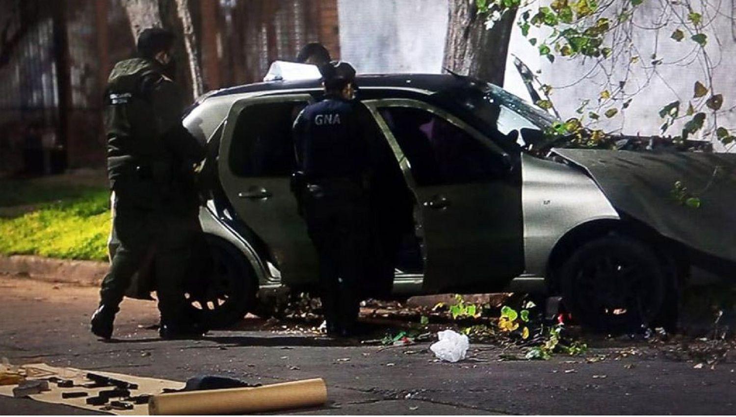 Un policiacutea matoacute a un asaltante e hirioacute a otro que lo manteniacutean cautivo en un auto