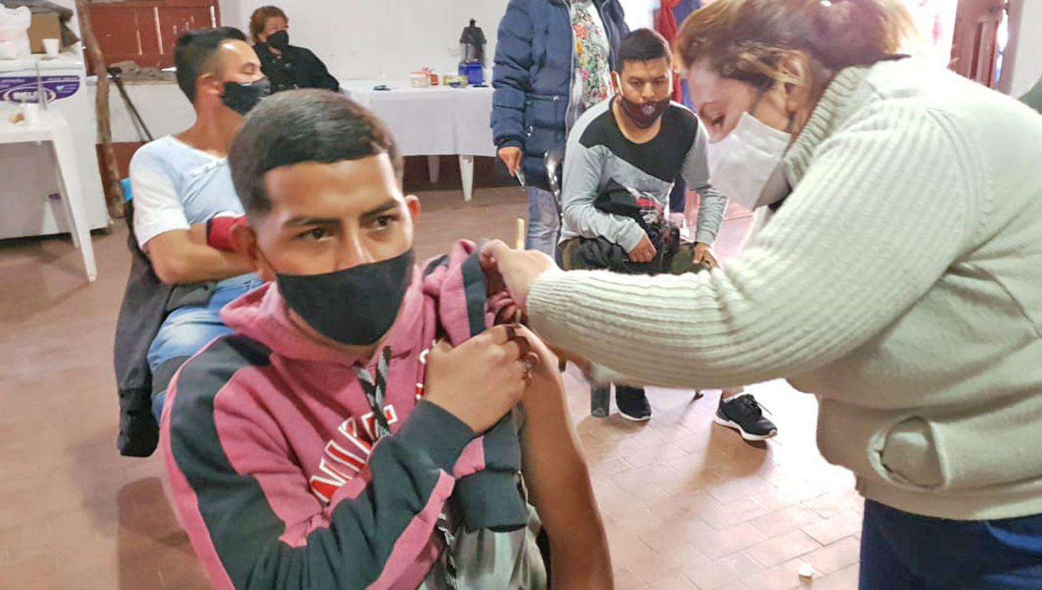 Miles de personas de 18 a 39 se vacunaron en un amplio sector del departamento Riacuteo Hondo