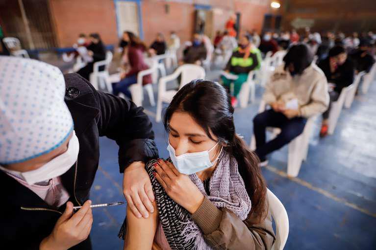 Arranca la distribucioacuten de las vacunas que aplicaraacuten a adolescentes en Argentina