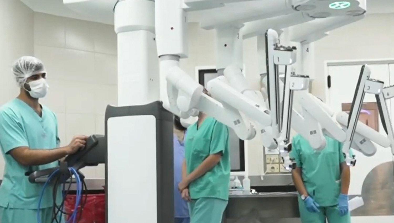 Un meacutedico friense se entrena para operar por intermedio de un robot