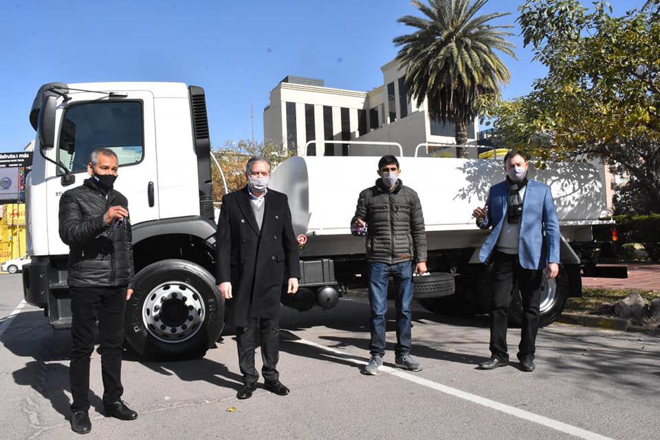 Municipalidades y comisiones del interior recibieron camiones
