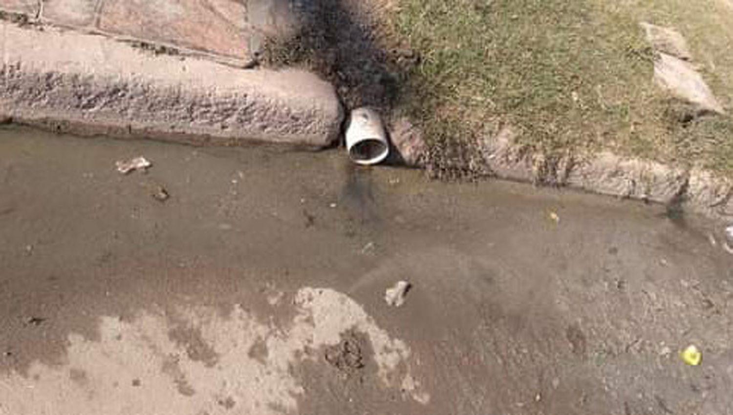 Multaraacuten a vecinos de Antildeatuya que arrojen aguas servidas a la calle