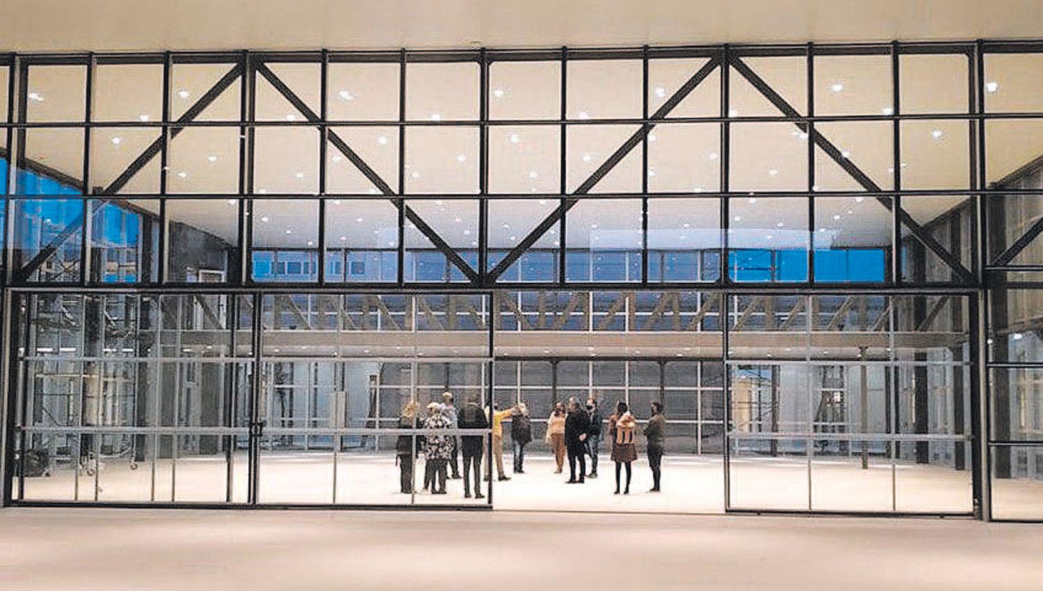 Forma parte de un conjunto de construcciones con aire palaciego grandes composiciones en torno a
patios y jardines que se desarrollaron a fines de 1800 y principios del 1900