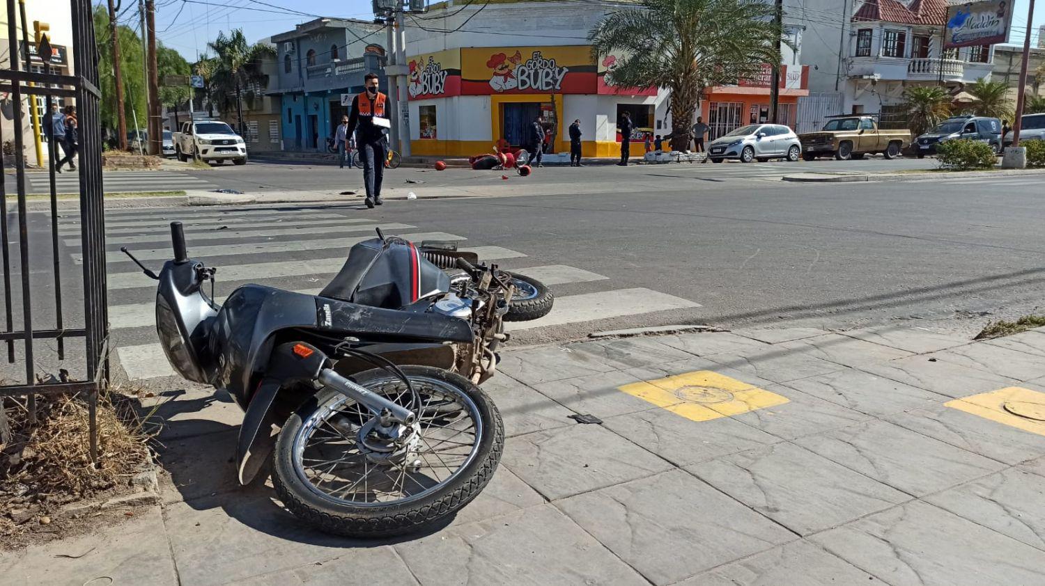 Cuaacutedruple choque en el barrio Centenario