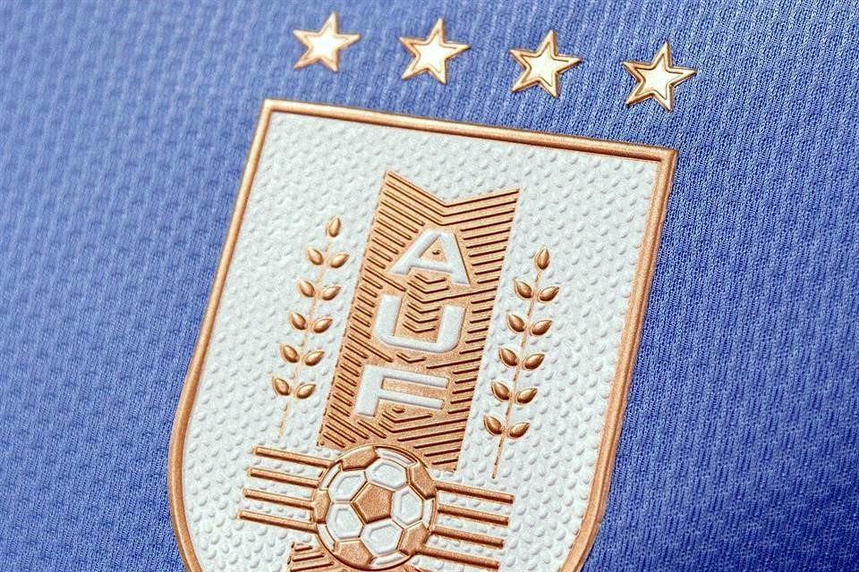 La FIFA intimoacute a Uruguay para que quite estrellas de su escudo