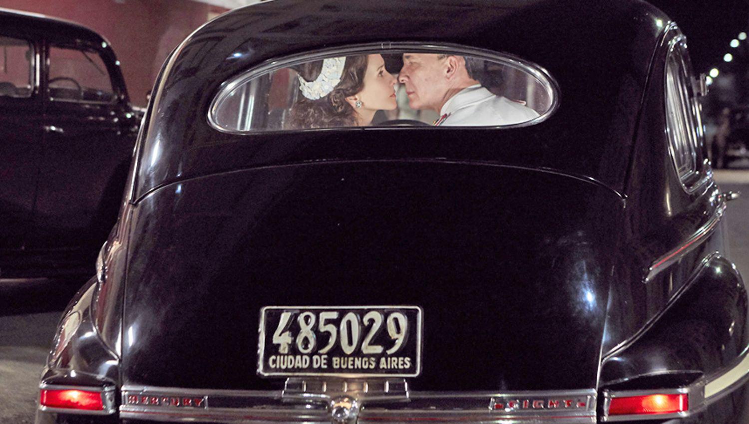 Una de las escenas mÃs comentadas fue aquella del primer beso entre Eva y Juan Domingo La
serie sorprenderà con la recreación de la época