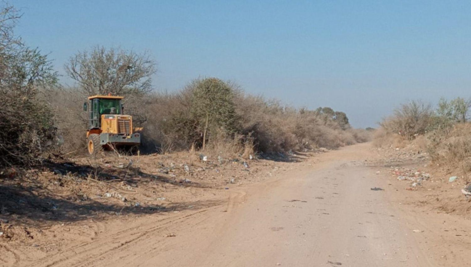 A pedido de los vecinos la obra que consta del arreglo
enripiado y desmonte de la banquina