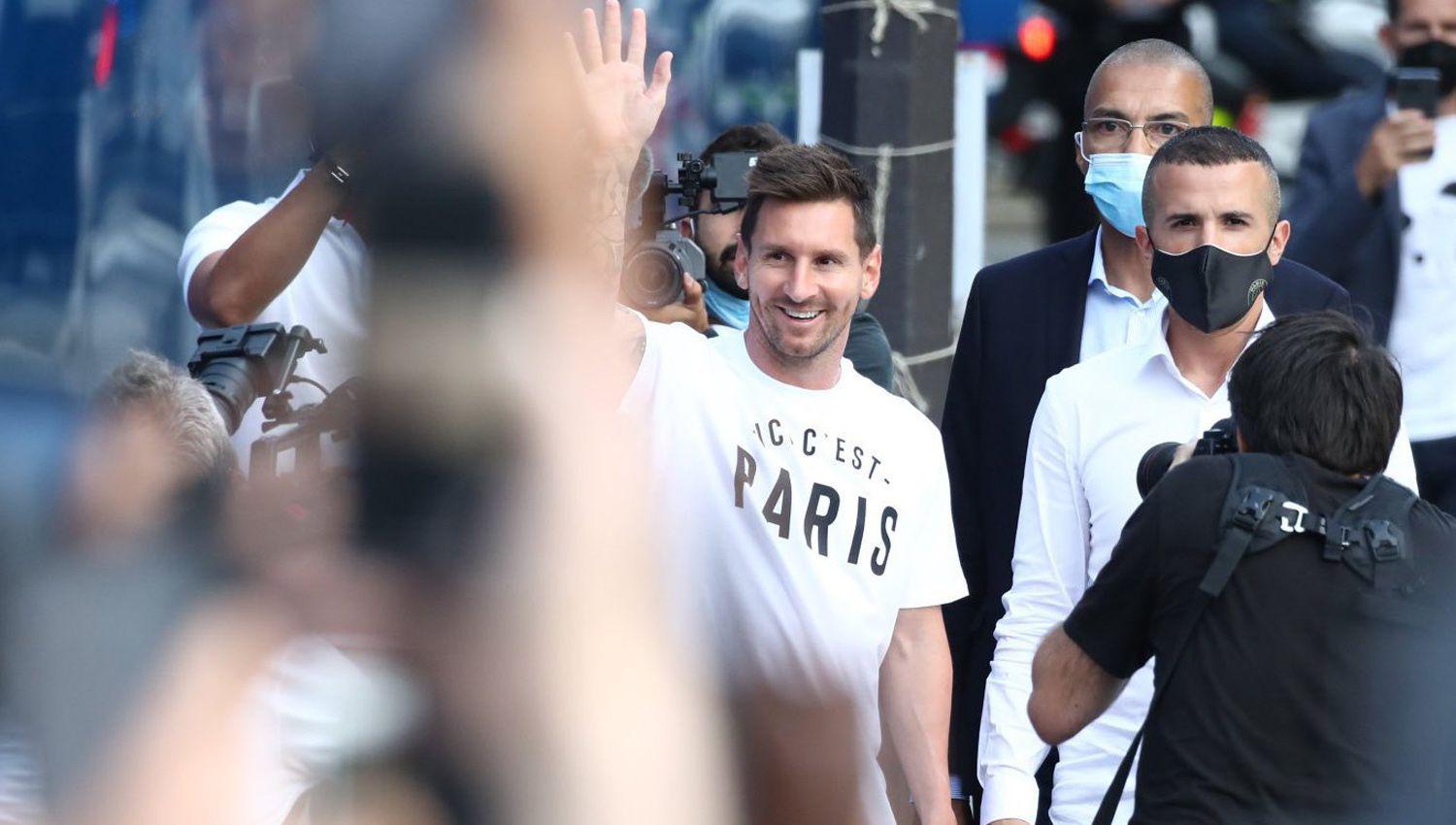 Lionel Messi acordoacute con el PSG y arriboacute a Pariacutes