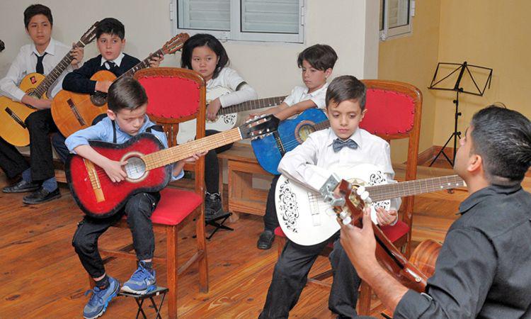 Ofreceraacuten talleres gratuitos de guitarra para nintildeos y adultos