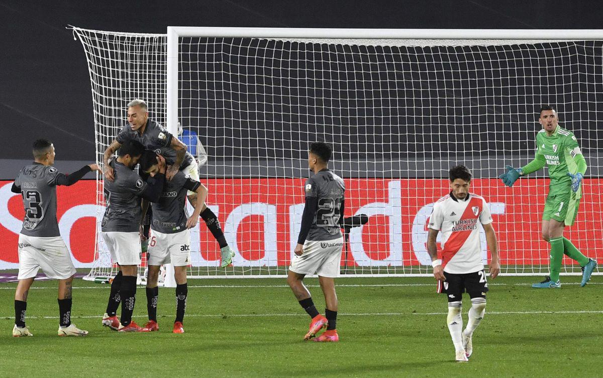River cayoacute ante Atleacutetico Mineiro y estaacute obligado a ganar en Brasil