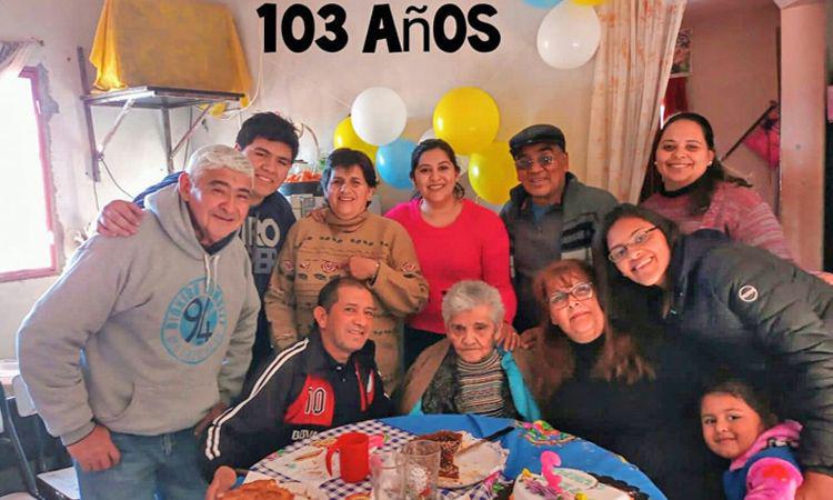 DoNtildea Ntildeata Goacutemez celebroacute sus 103 aNtildeos y recibioacute el amor de su familia