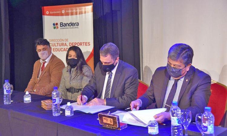 Firmas de convenios y el Preuniversitario Municipal en Bandera