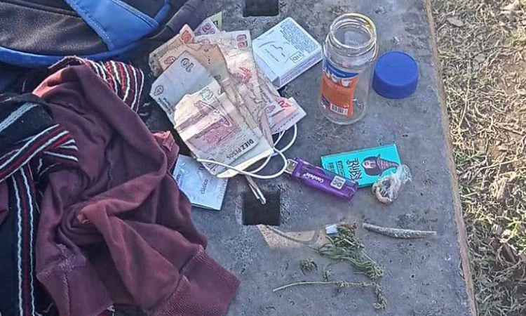 Drogas- descubren a dealer en plena venta y a otros dos fumando porros en una plaza