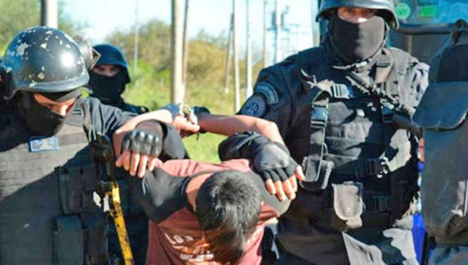 La golpeoacute y le colocoacute un cuchillo en el cuello para que no lo denunciara