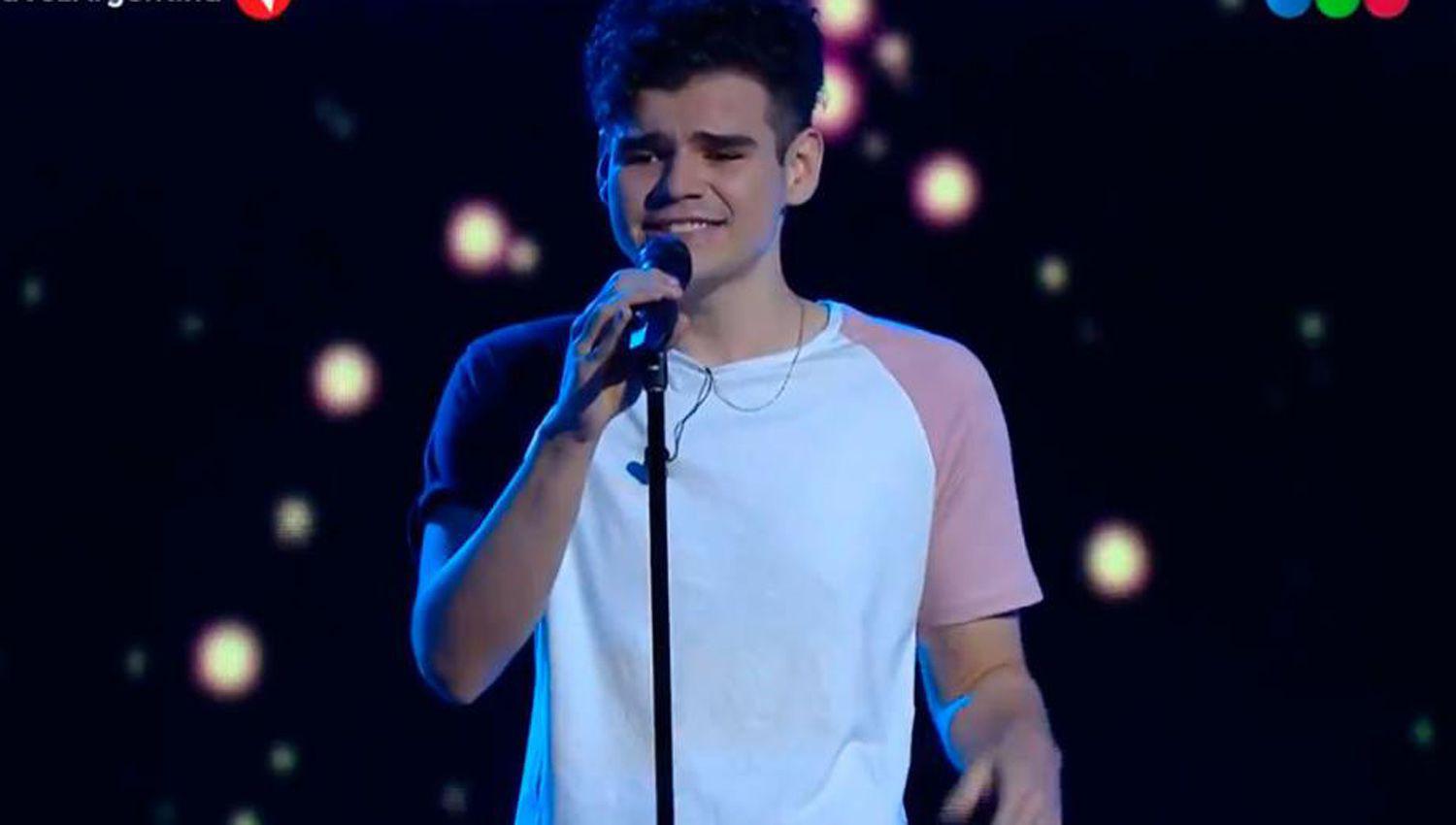 Con un tema de Leo Dan Santi Costas ldquoknockeoacuterdquo a su rival en ldquoLa Vozrdquo