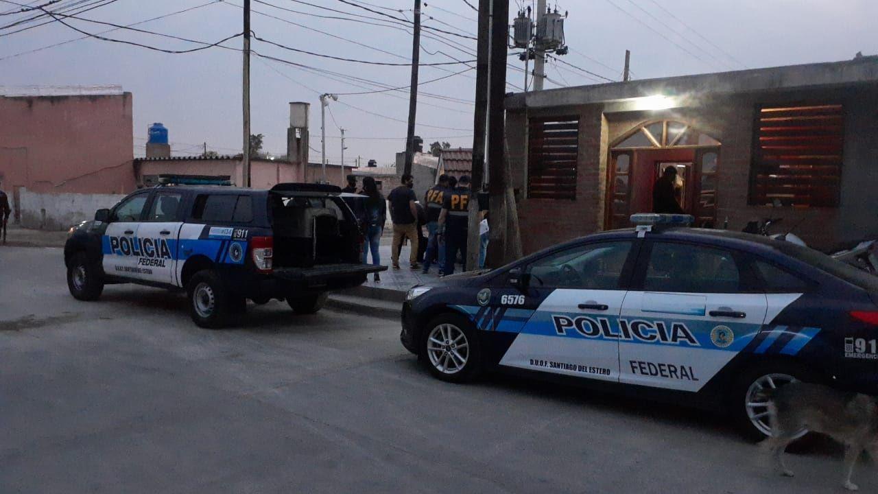 Allanan domicilios en el barrio Sarmiento por venta de drogas