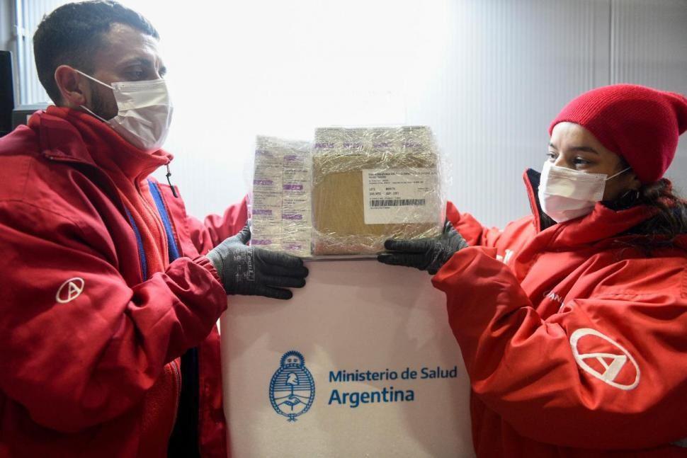 Entre mantildeana y el saacutebado se distribuiraacuten en todo el paiacutes 680000 dosis de Astrazeneca