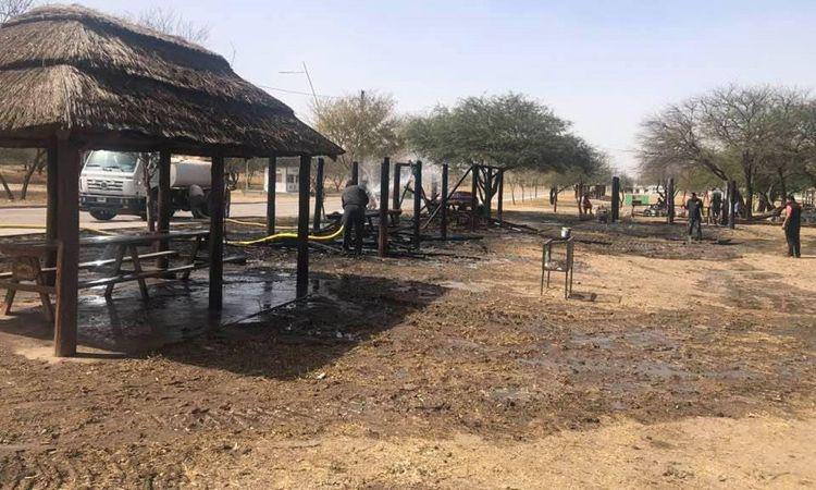 Investigan la quema de tres quinchos en el camping municipal de Sumampa