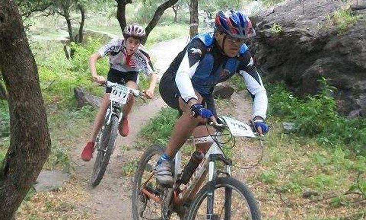 Travesiacutea de mountain bike en la Mesopotamia santiaguentildea
