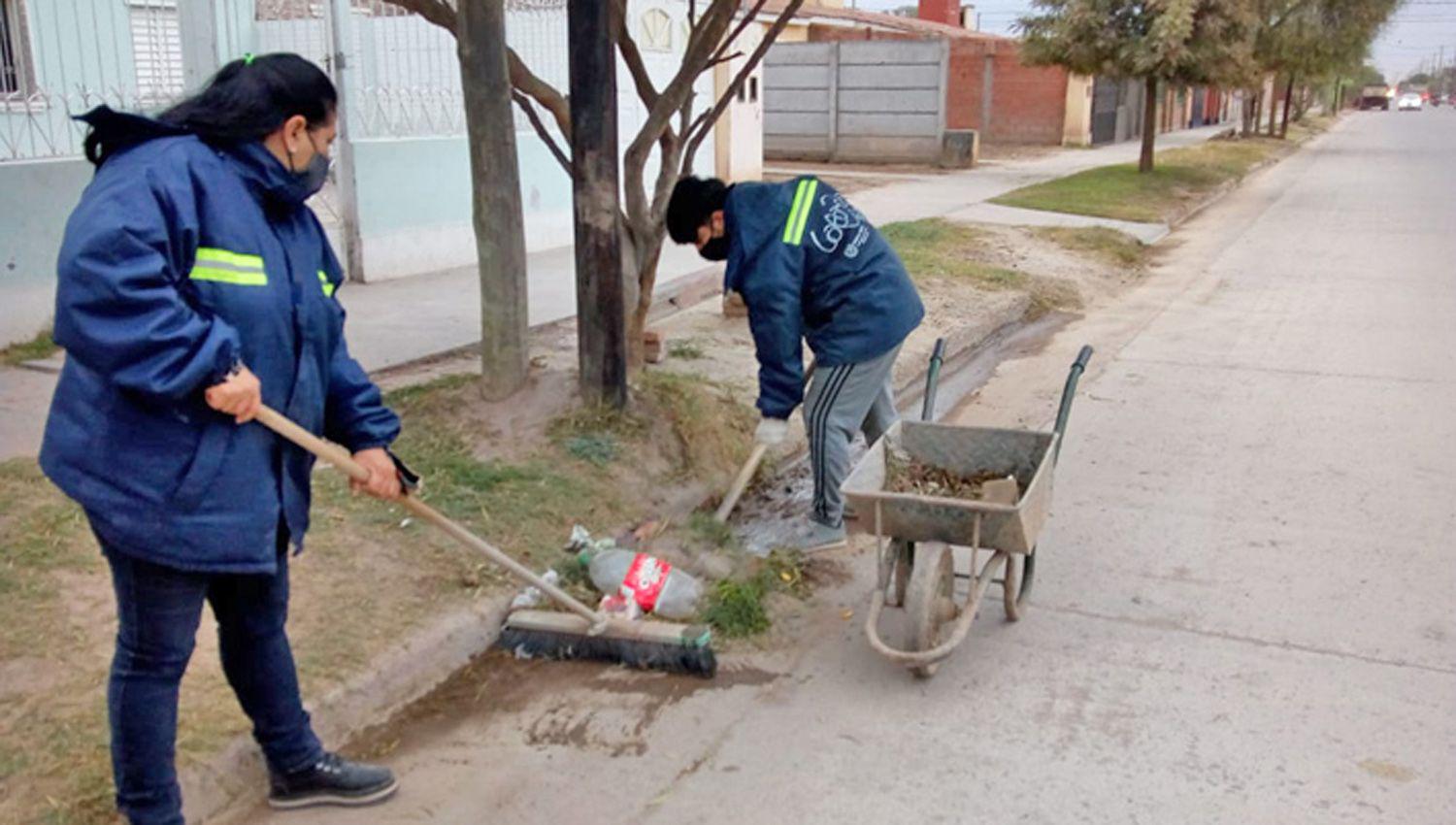 Realizan operativos de limpieza en diferentes barrios de la ciudad