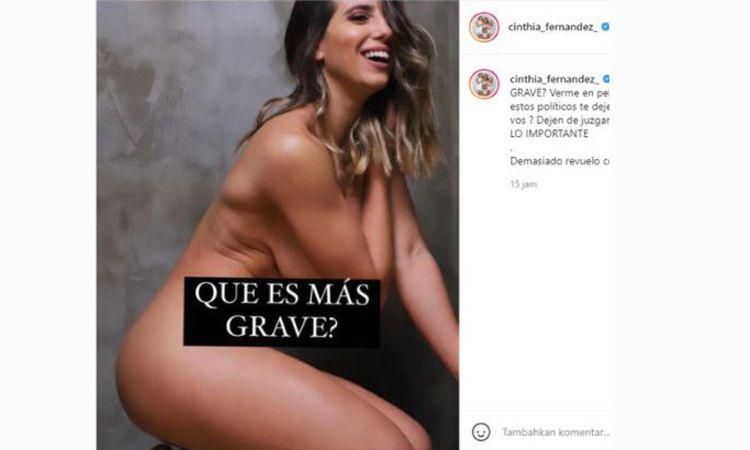 Cinthia Fernaacutendez calentoacute su campantildea con una foto desnuda