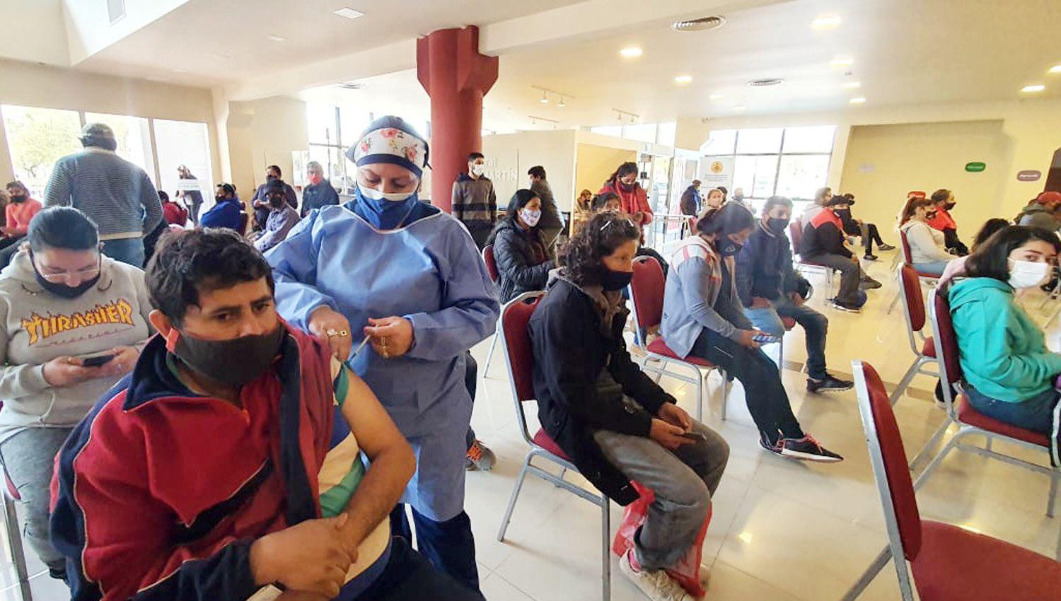 Cerca de 2000 personas se vacunaron en Las Termas de Riacuteo Hondo