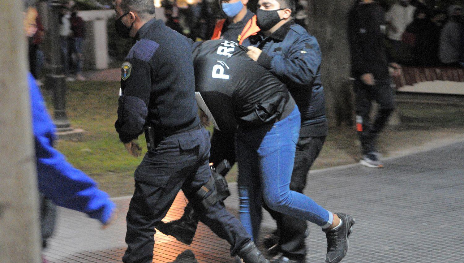 La policía intervino en las corridas de los adolescentes
quienes huyeron al ver a los uniformados