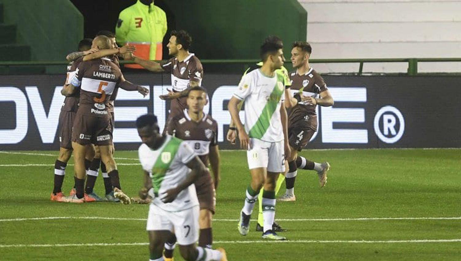 Platense goleoacute a Banfield en el sur